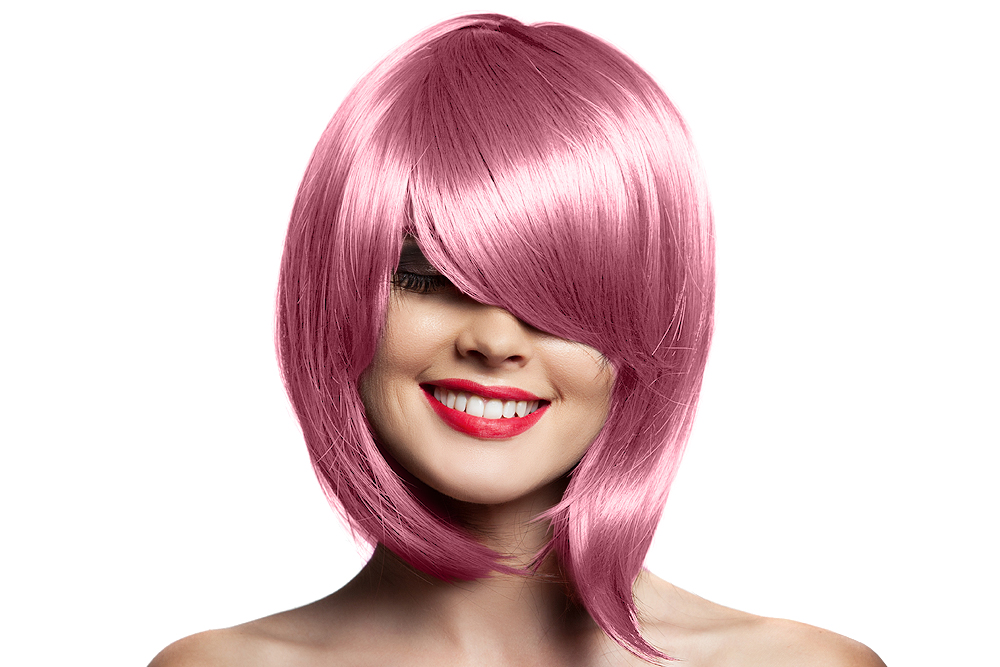 Mulher com peruca cor-de-rosa bob e franjas longas, sorriso e batom vermelho
