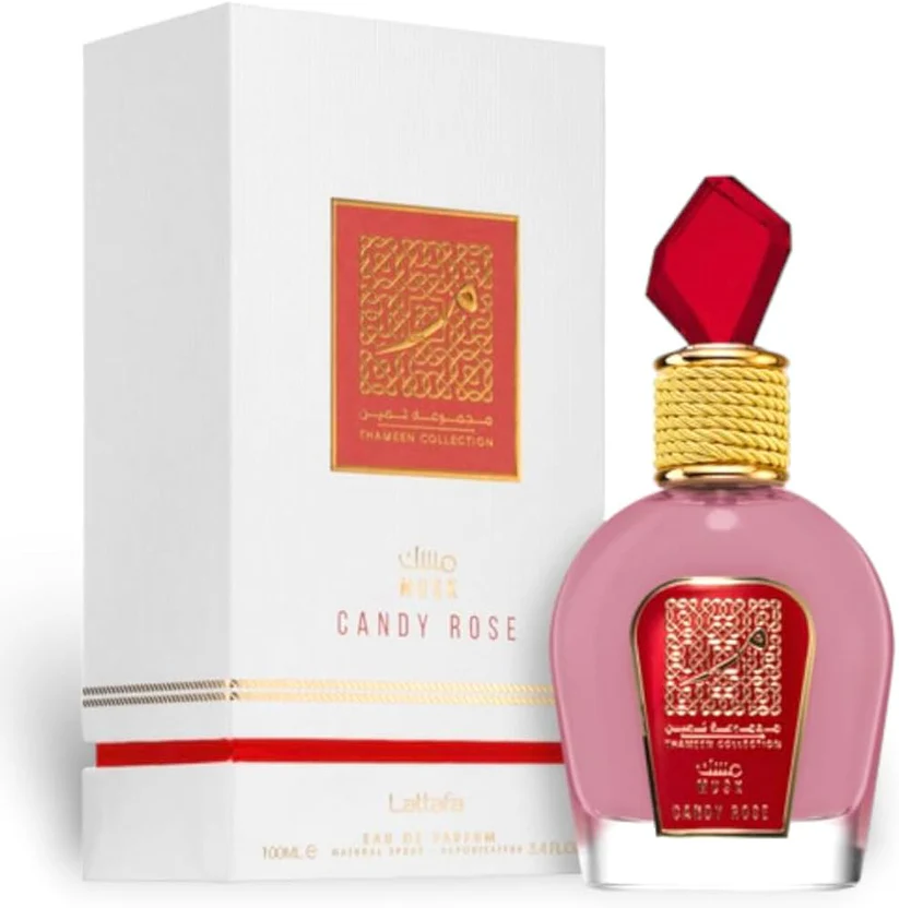 Frasco de perfume rosa com tampa vermelha ao lado de caixa branca com etiqueta vermelha e dourada