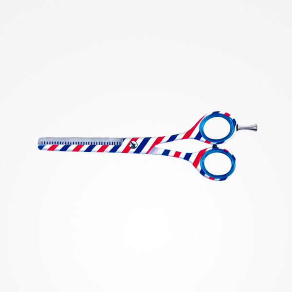Tesoura de cabelo com padrão às riscas vermelho, branco e azul com cabo azul e lâmina metálica