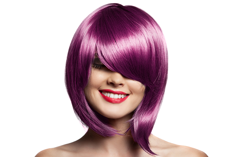 Mulher com peruca roxa e sorriso com lábios vermelhos