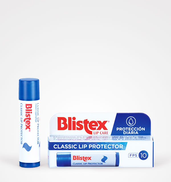 Bálsamo labial Blistex Classic Lip Protector com tubo azul e branco ao lado da caixa