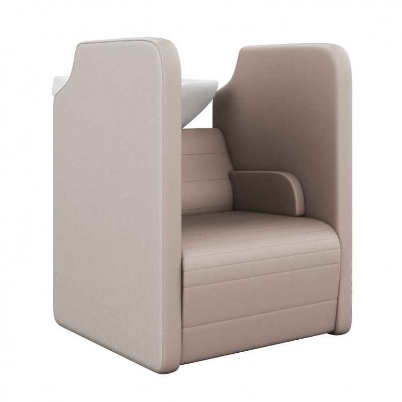 Poltrona bege claro com design envolvente e tecido estofado