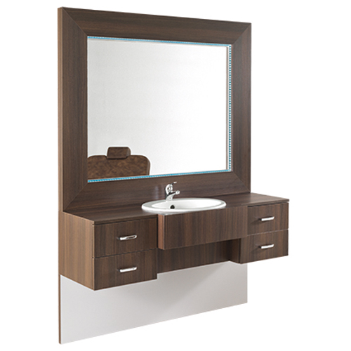 Móvel de lavatório suspenso em madeira castanha escura com lavatório branco e espelho grande