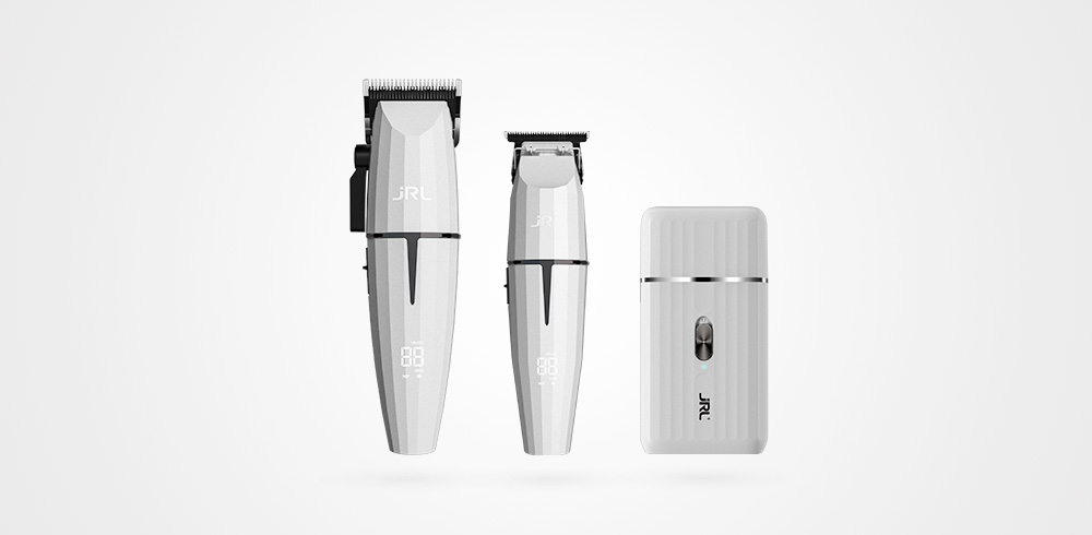 Três aparelhos elétricos para corte de cabelo e barba, na cor branca, sobre fundo branco