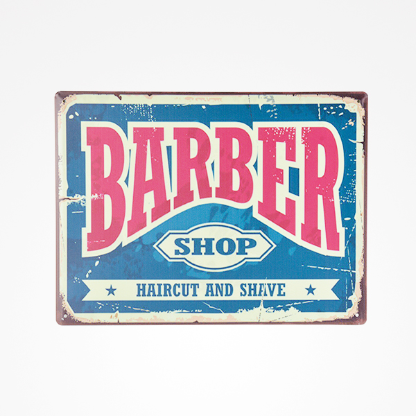 Placa metálica vintage com texto 'BARBER SHOP HAIRCUT AND SHAVE' em azul, vermelho e branco