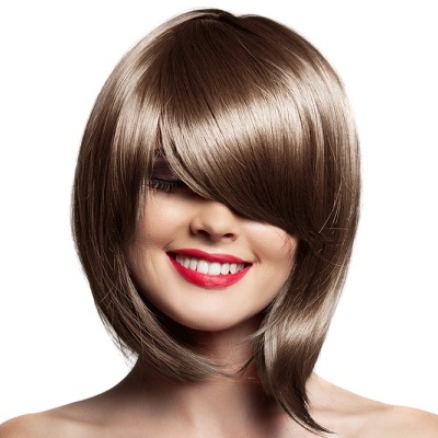 Modelo com peruca castanha clara de cabelo liso e franja lateral