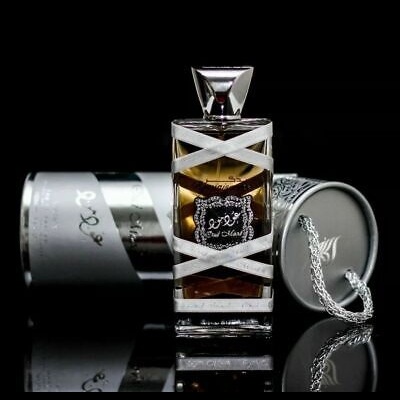 Frasco de perfume de vidro com decoração prateada e embalagem cilíndrica prateada