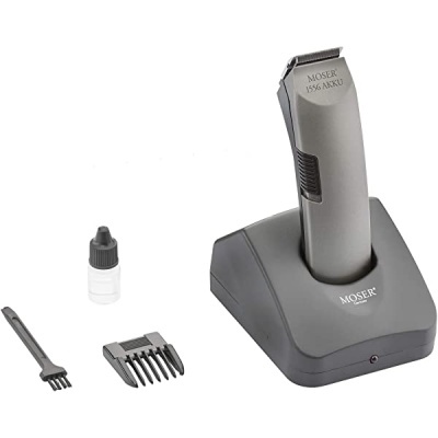 Aparelho de barbear elétrico cinzento MOSER com acessórios em fundo branco