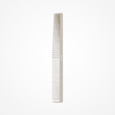Pente de plástico branco com dentes finos e médios