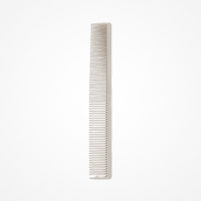 Pente branco de plástico com dentes finos e largos em fundo branco