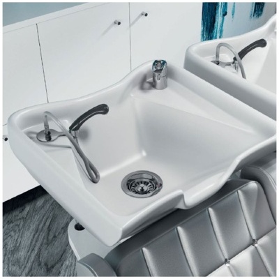 Lavatório de salão branco com torneira e mangueira, cadeira acolchoada cinzenta