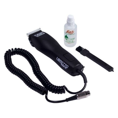 Máquina de cortar cabelo negra com acessórios sobre fundo branco