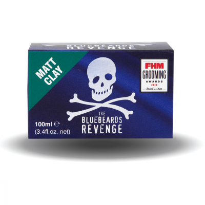Embalagem azul escura de Matt Clay The Bluebeards Revenge com logo de caveira e selo FHM Grooming Award 2014
