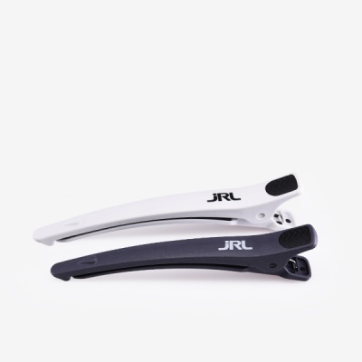 Dois grampos de cabelo, um branco e um preto, com marca JRL