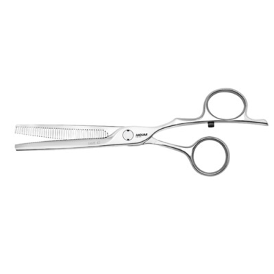 Tesoura metálica prateada com dentes serrilhados em fundo branco