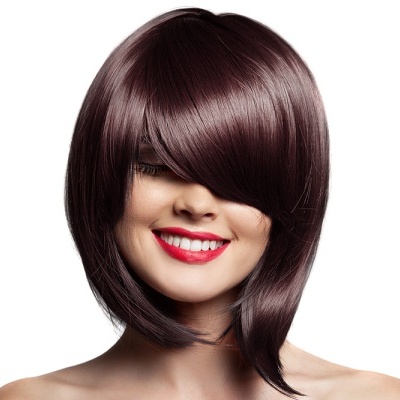 Mulher com cabelo castanho escuro curto e liso com franja cobrindo os olhos e lábios vermelhos