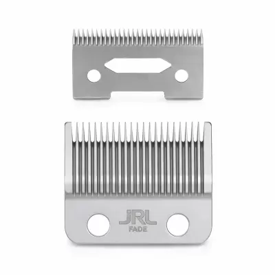 Duas lâminas metálicas para máquina de cortar cabelo com o texto JRL FADE