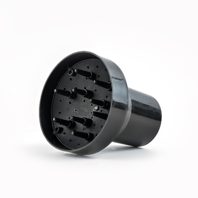 Difusor preto para secador de cabelo em fundo branco