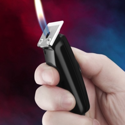 Isqueiro preto com cabeça metálica a emitir chama numa mão