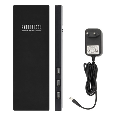Dispositivo retangular preto com três portas USB e adaptador de corrente preto