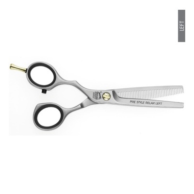 Tesoura de corte profissional com lâminas metálicas e empunhadura preta