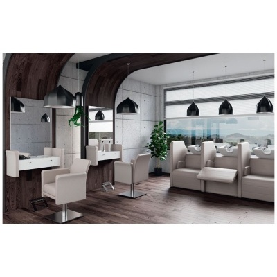 Salão de beleza moderno com cadeiras bege, espelhos grandes e iluminação preta suspensa