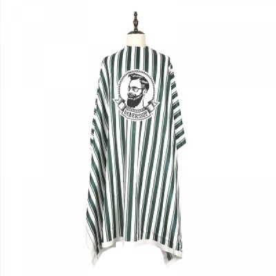 Capa de corte para barbeiro com riscas verticais brancas e verdes e logotipo central Barbershop