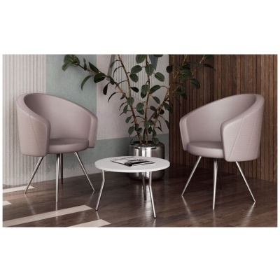 duas cadeiras cinzentas estofadas, mesa branca redonda, vaso prateado com planta, chão madeira, paredes madeira e cinza