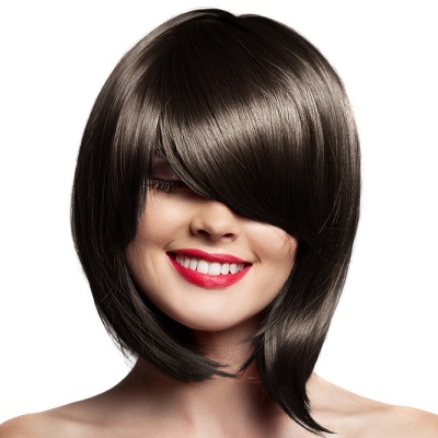 Peruca castanho escuro com corte em camadas e fundo branco