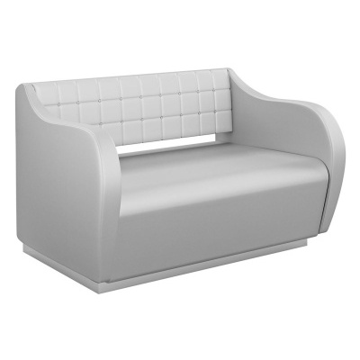 Sofá cinza claro em pele sintética com encosto almofadado e braços curvos