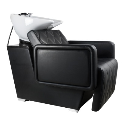 Cadeira preta para lavagem de cabelo com lavatório branco