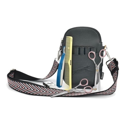 Estojo preto com alça tiracolo e ferramentas de cabeleireiro frente