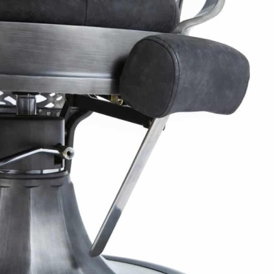 Cadeira de barbearia preta com estrutura metálica prateada sobre fundo branco