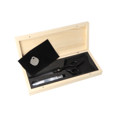 Estojo de madeira com tesoura, tubo branco e pano preto
