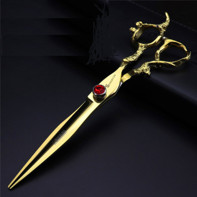 Tesoura de cabelo dourada com design decorativo e parafuso vermelho