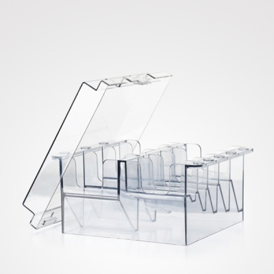 Caixa transparente de plástico com tampa aberta e divisórias internas