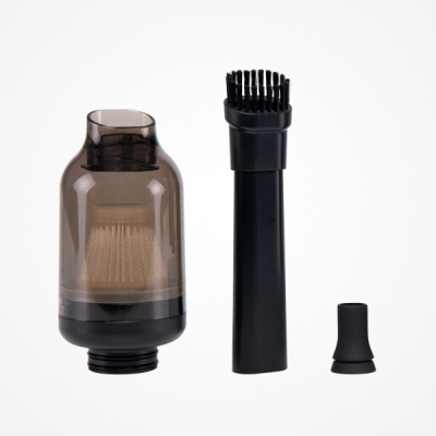 Conjunto de três acessórios de limpeza em preto e cinzento, fundo branco.