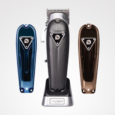 Máquina de cortar cabelo metálica com duas capas coloridas e suporte em fundo branco