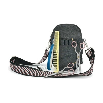 Bolsa preta com alça padrão chevron preta branca e vermelha e acessórios para corte de cabelo