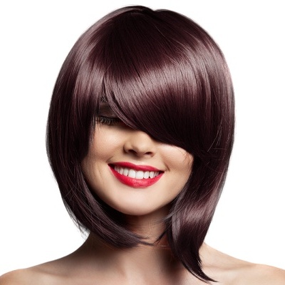 Mulher com peruca castanho escuro e corte bob assimétrico