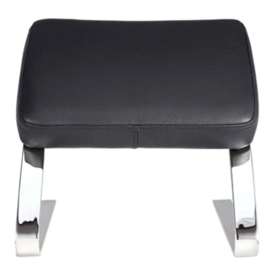 Apoia-pés com almofada preta e estrutura metálica prateada