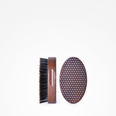 Escova oval para barba de madeira castanha e cerdas pretas, vista de lado e de baixo