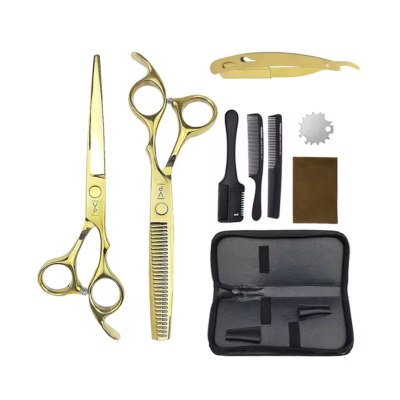 Conjunto de tesouras douradas e acessórios de cabeleireiro com estojo preto