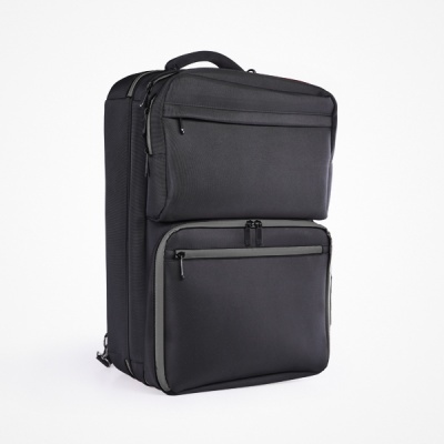 Mochila preta com bolsos e fechos em fundo branco