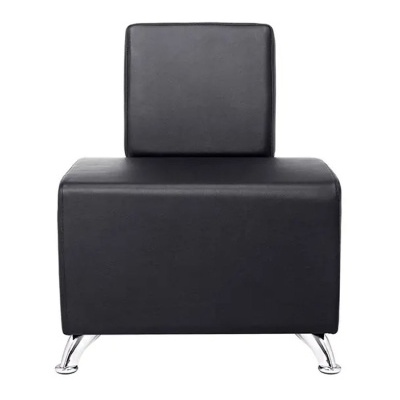 Cadeira preta estofada com pernas de metal cromado