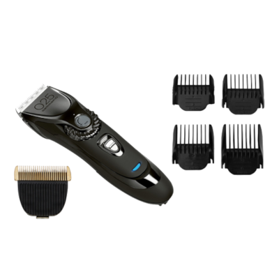 Máquina de cortar cabelo preta com quatro pentes em fundo branco