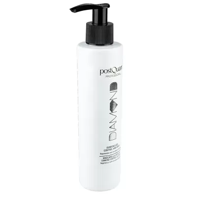 Frasco branco com doseador preto de produto postQuam Dan Mask em fundo branco