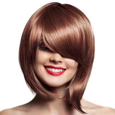 Modelo com peruca castanho clara curta e corte em camadas