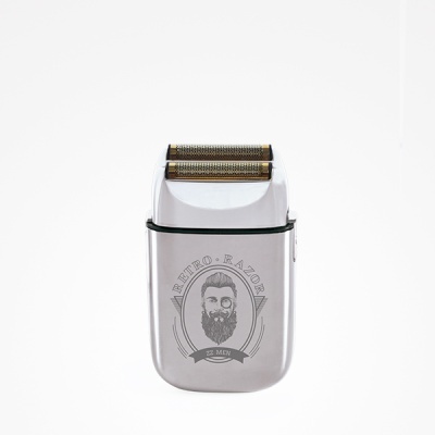 Aparelho elétrico de barbear prateado com etiqueta Retro Razor e imagem de homem com barba