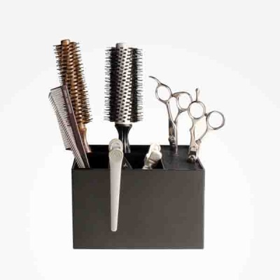 Ferramentas de cabeleireiro organizadas em suporte preto